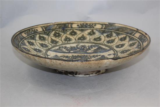 A Persian fritware dish, Safavid, 17th century, 31.5cm